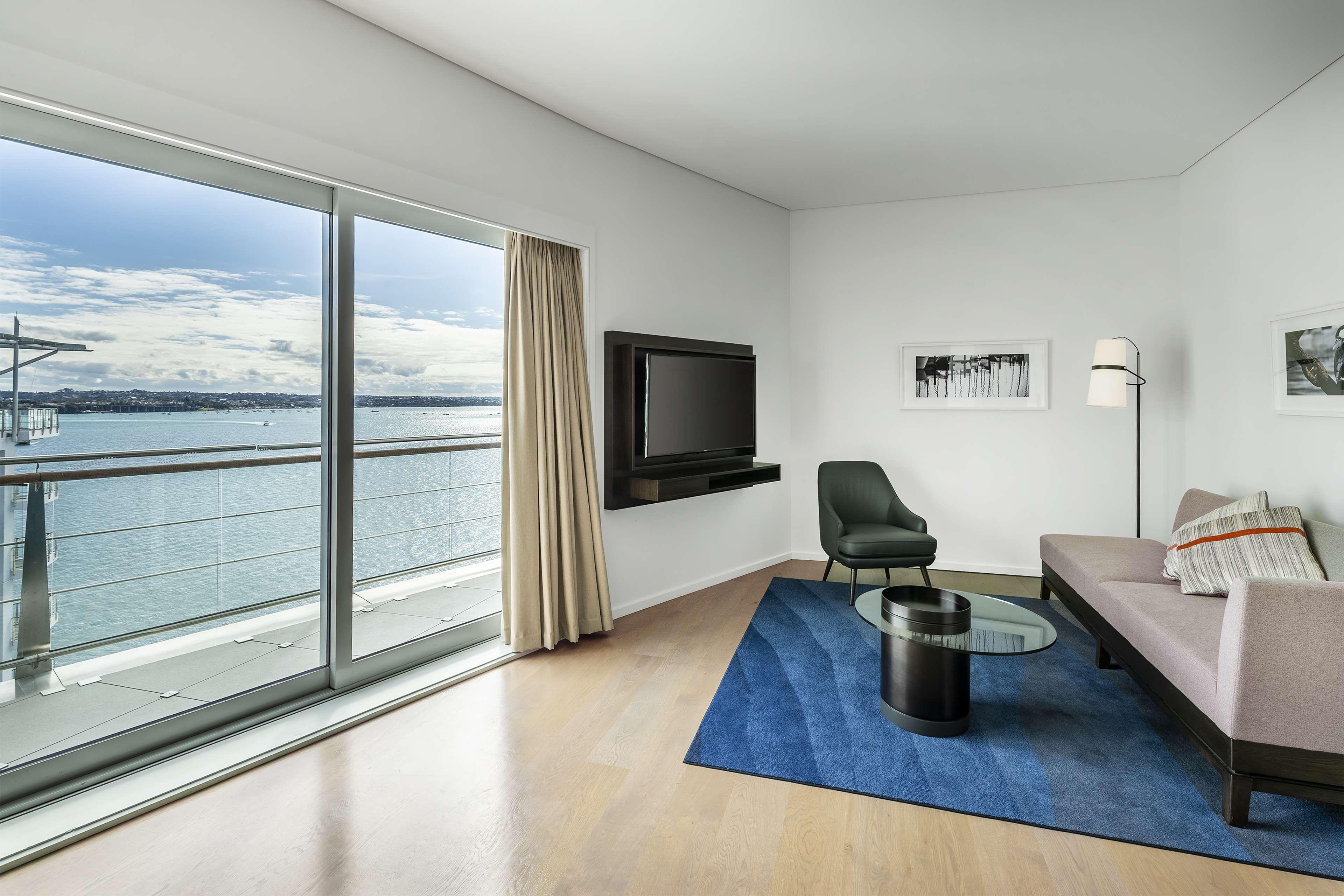 Hilton Auckland Hotel Exterior photo Living room