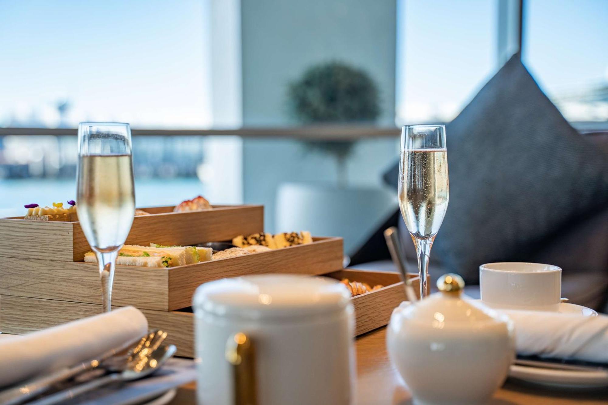 Hilton Auckland Hotel Exterior photo Champagne and hors d'oeuvres at the lounge