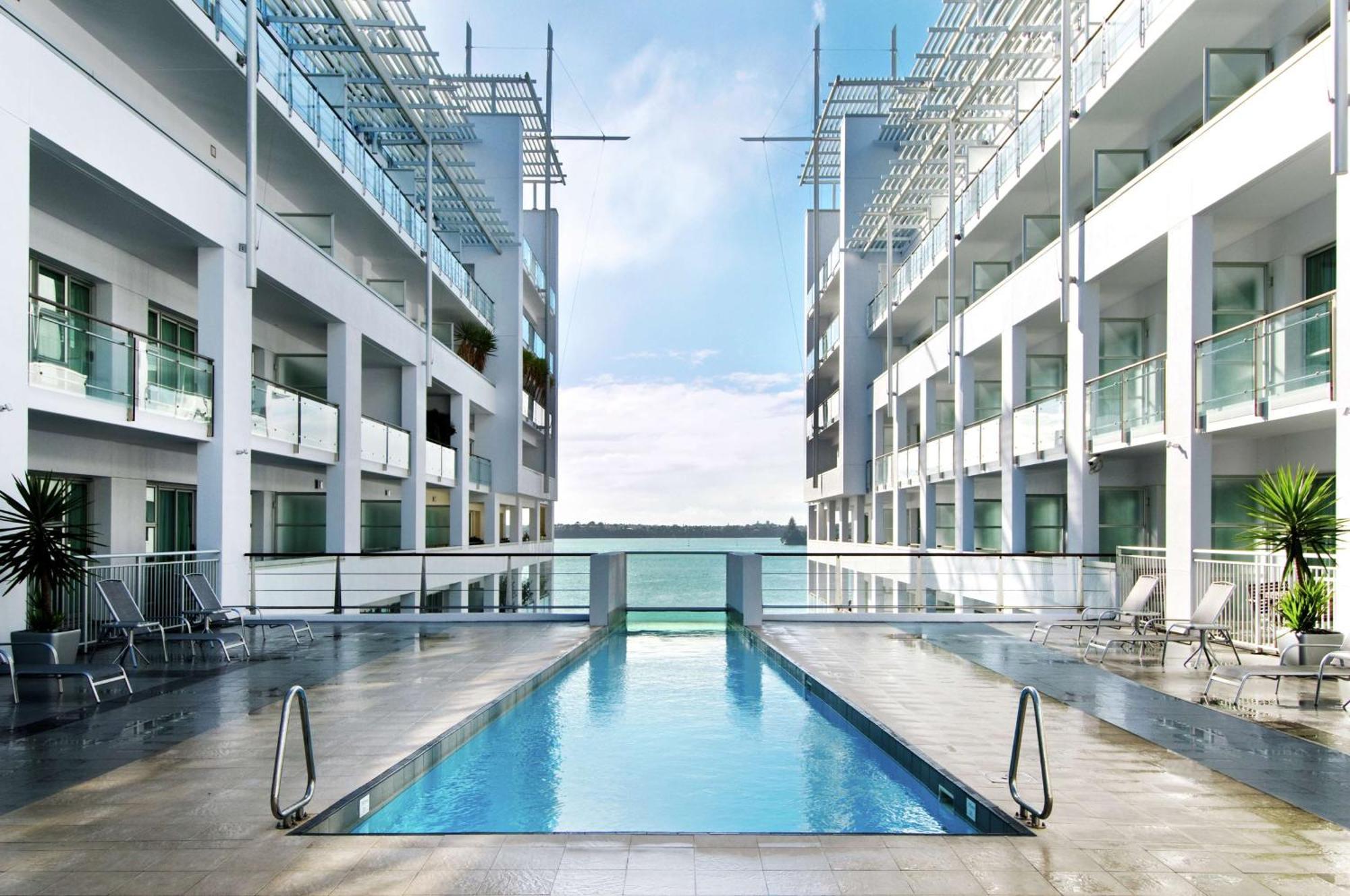 Hilton Auckland Hotel Exterior photo The swimming pool at the hotel